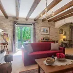 White House B Istria By Guide Muntrilj