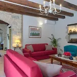 White House B Istria By Guide