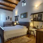 White House B Istria By Guide *