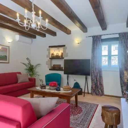 White House B Istria By Guide