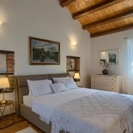 White House B Istria By Guide Muntrilj